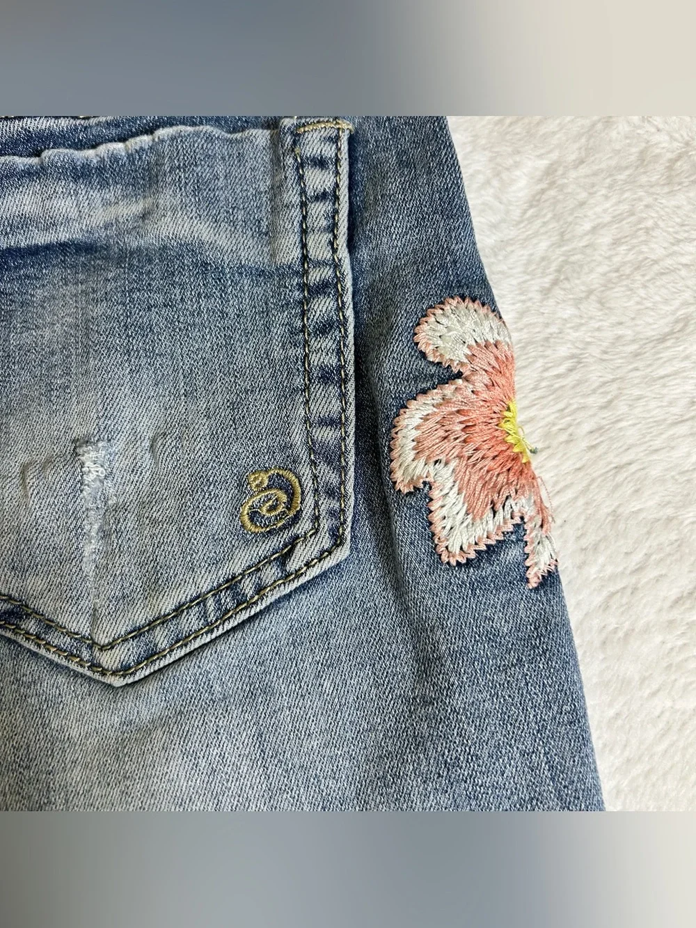 Indigo Rein Women's Shorts Size 9 Blue Denim Embroidered Floral Raw Hem